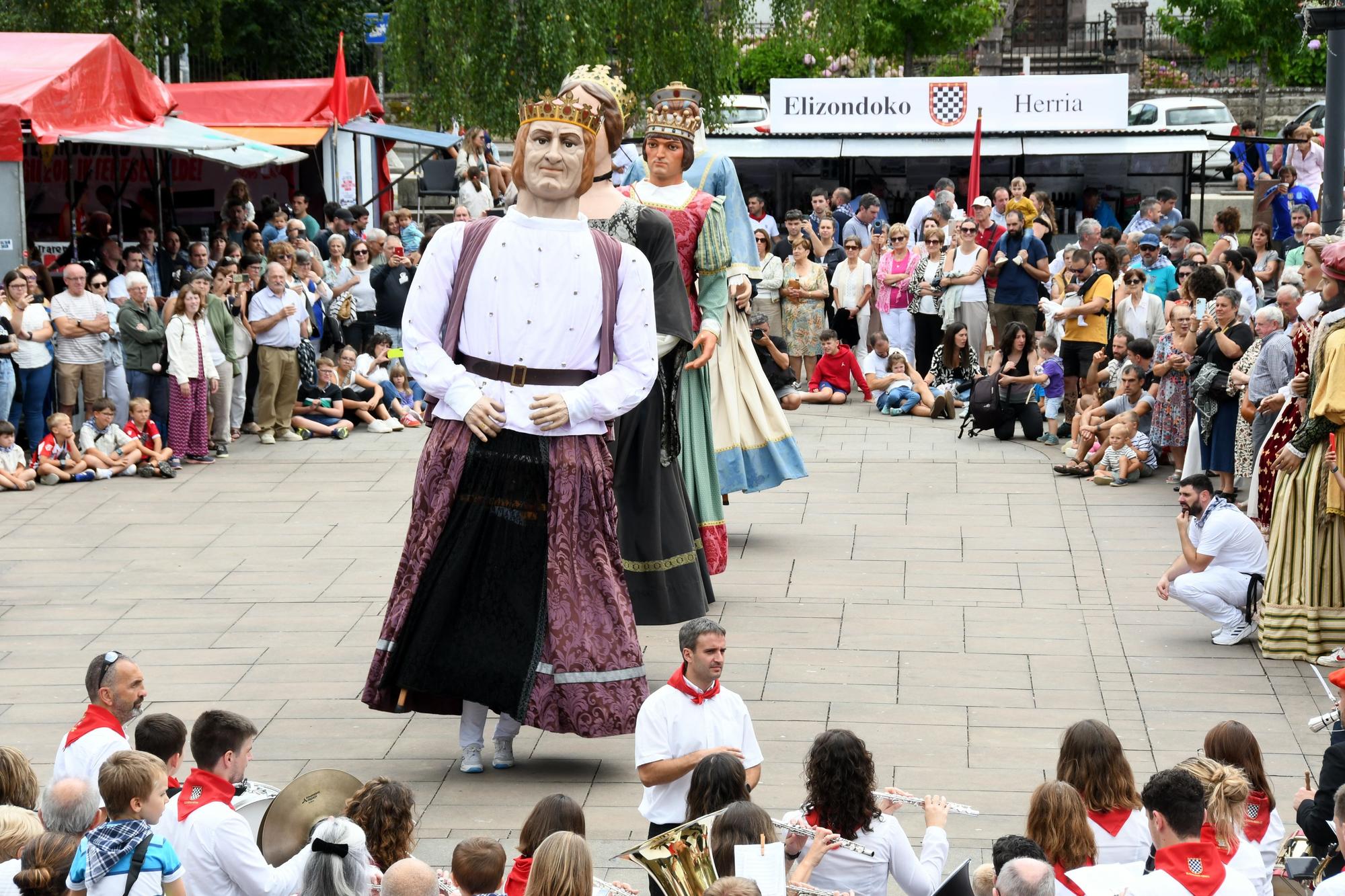 Elizondo celebra su día grande con bailes de gigantes y mutildantzak