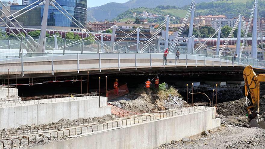 Varios operarios tomaban ayer medidas bajo el puente cuya área cercana se está excavando.Foto: O. González