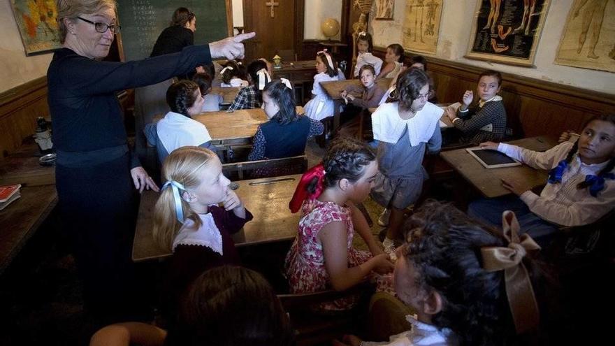 Recreación de la rígida escuela de principios del siglo XX, separada por sexos.