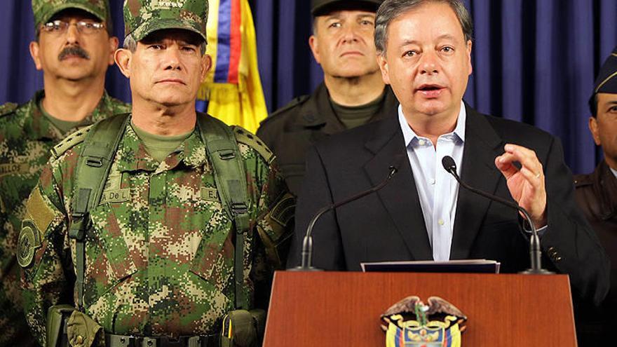 El ministro de Defensa de Colombia, Gabriel Silva (d) y el comandante General del Ejército de Colombia, Fredy Padilla (i) en la rueda de prensa donde confirmaron la liberación.