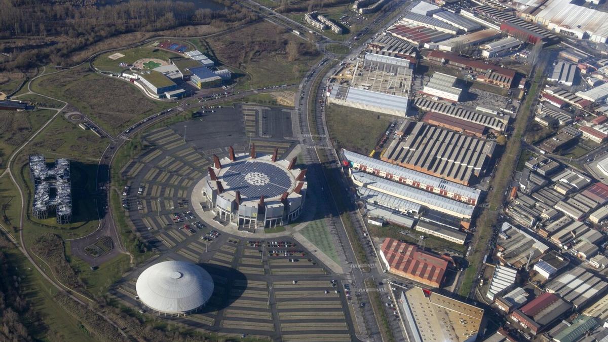 Vista aérea a la zona industrial adyacente al parque de Salburua.