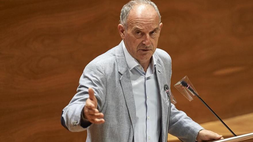 Adolfo Araiz en el Parlamento de Navarra.