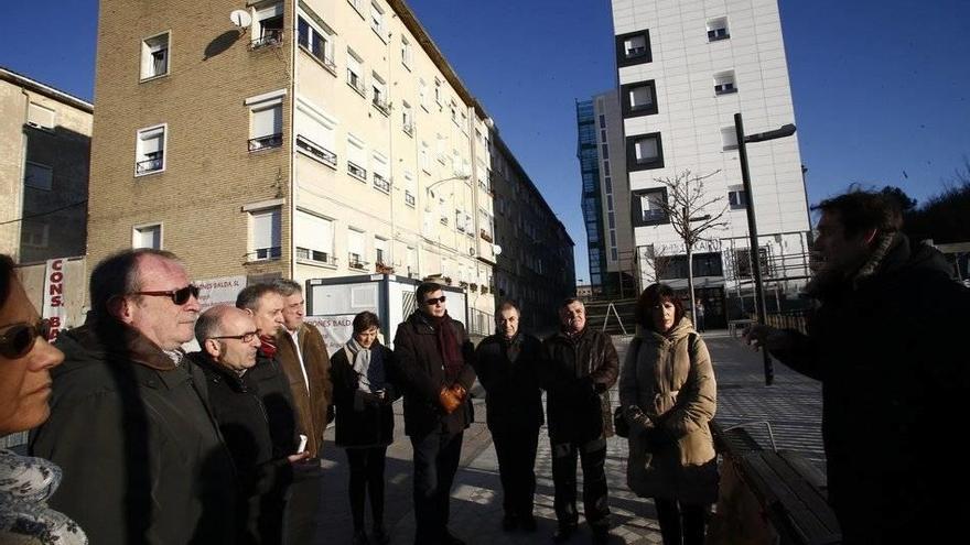 Miembros de la comisión de Urbanismo, encabezados por el alcalde, Joseba Asiron, visitan las obras de los edificios de Soto de Lezkairu.