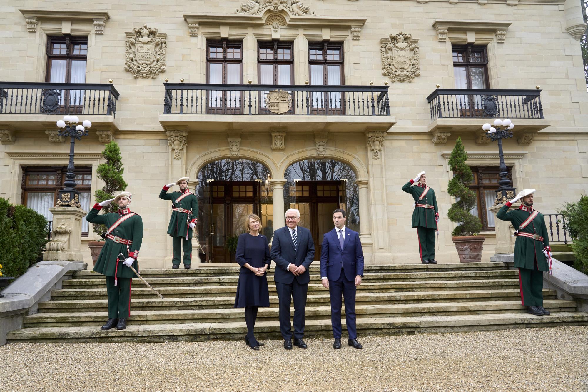 Pradales recibe en Ajuria Enea a Steinmeier antes de acudir a Gernika para pedir perdón a las víctimas