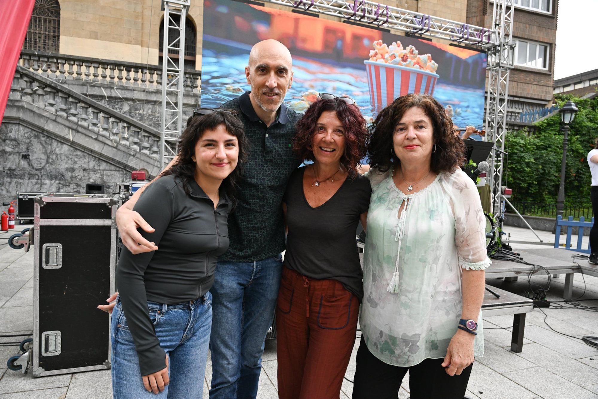 La DJ Juana Esparza, conocida como ‘Puñales’, con Amaia Domingo, Eugenio Puerto y Amaia Agirrezabal.