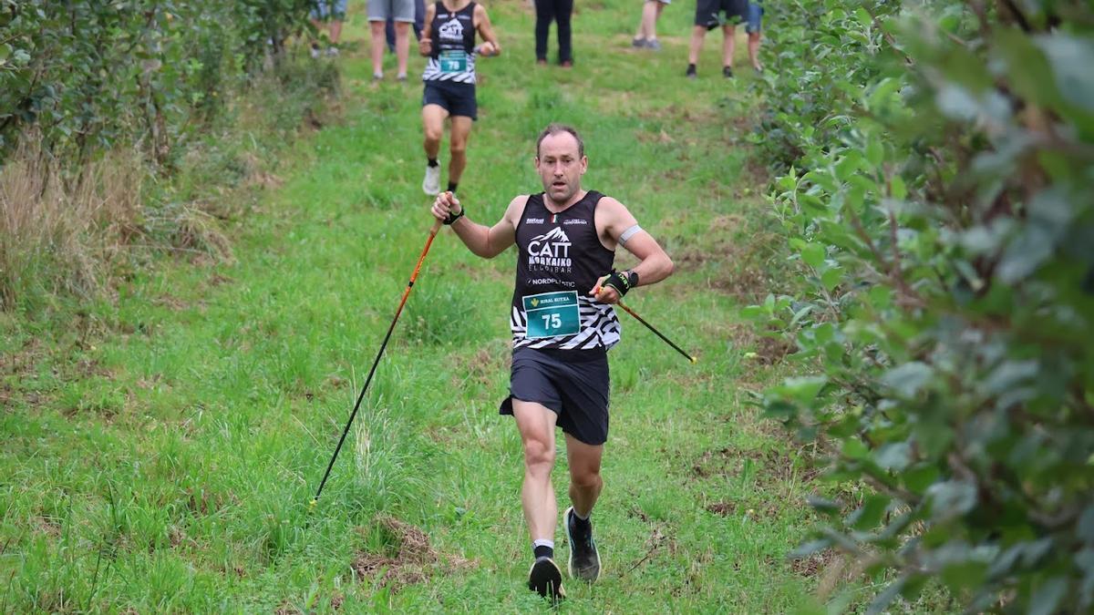 Iñigo Lariz, en un tramo de descenso del recorrido rompepiernas que caracteriza a la carrera entre manzanos del Desafío LIzagasar.