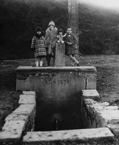 Fotografía de la colección de J. J. Arazuri en la que se ve la fuente de Acella o fuente del Hierro, en el año 1927.