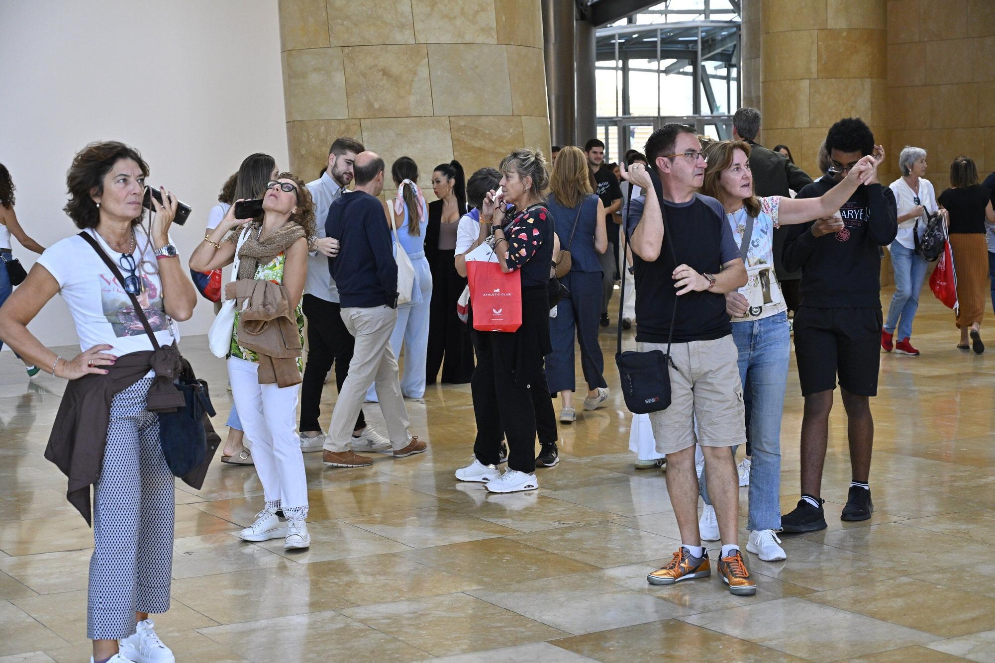 El Museo Guggenheim acoge a miles de visitantes en su 28º cumpleaños