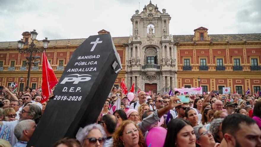 Cientos de personas se concentran ante la sede del Gobierno andaluz para reclamar &quot;respuestas&quot; en los cribados