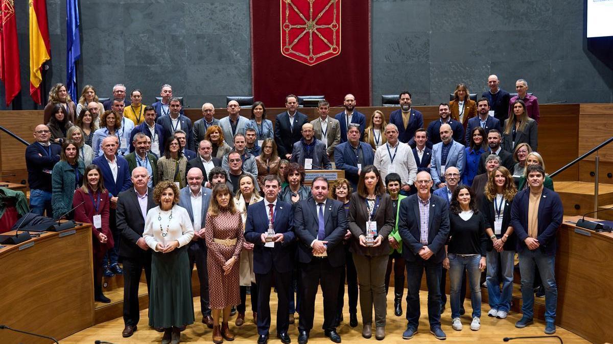 &#039;Foto de familia&#039; en el Parlamento de Navarra, durante el acto con motivo del Año Internacional de las Cooperativas.