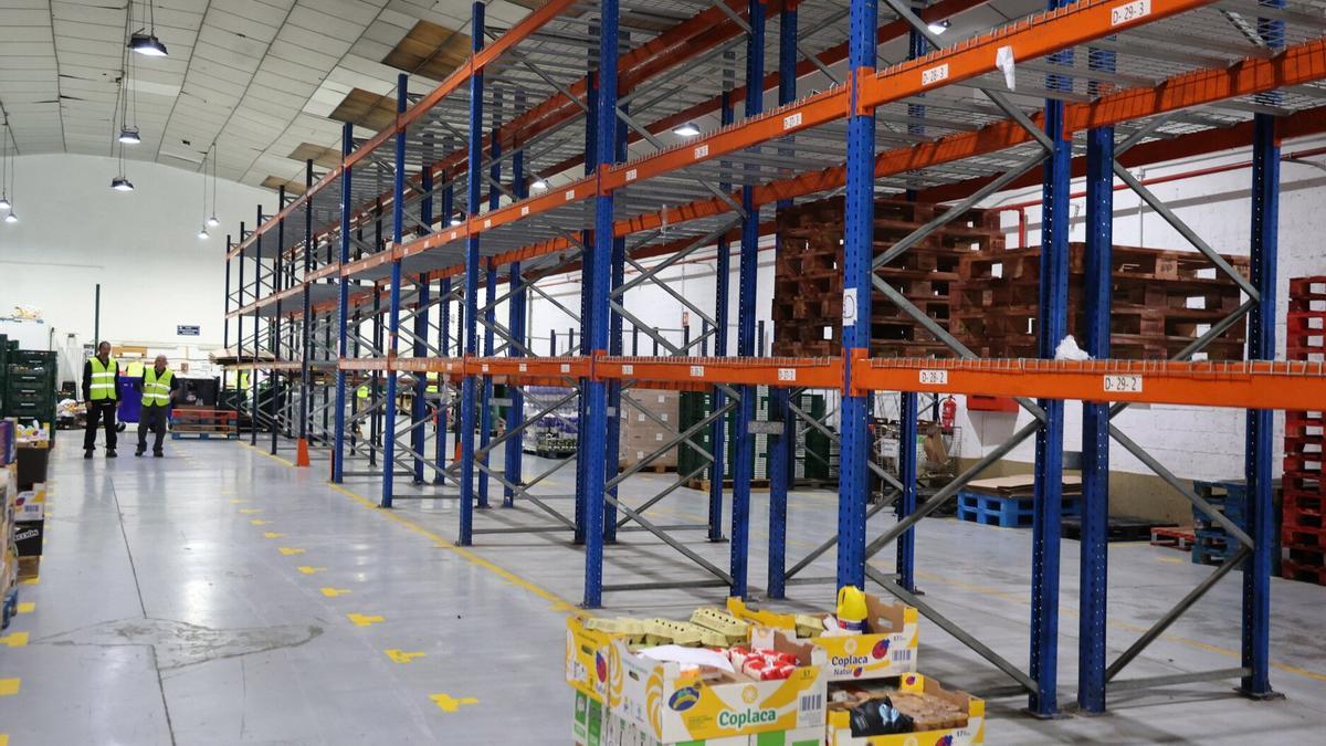 Las estanterías del almacén del Banco de Alimentos en Oiartzun vacías.