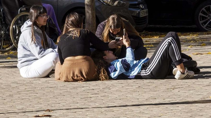 Los centros escolares de Navarra prohíben usar el móvil en sus instalaciones