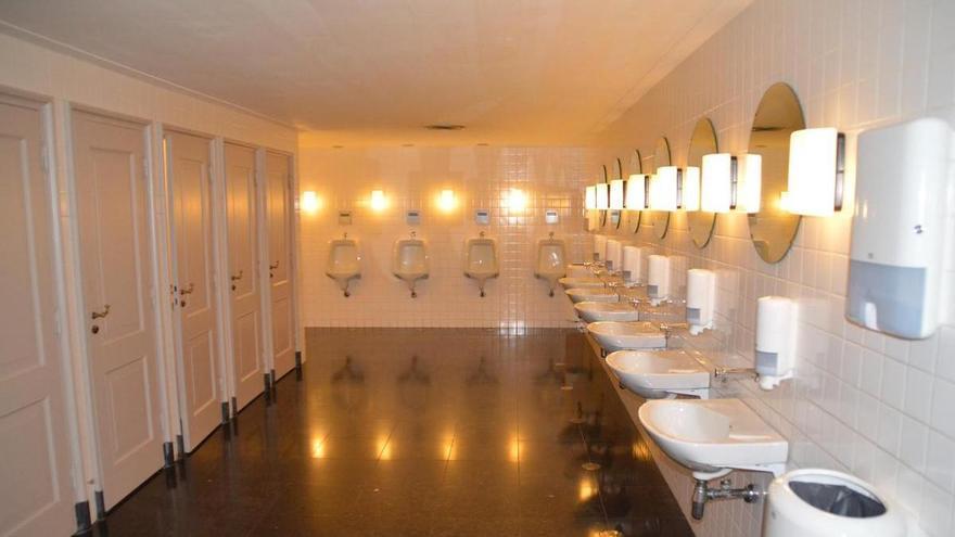 Ni con papel ni de cuclillas: esto es lo que debes hacer en un baño público