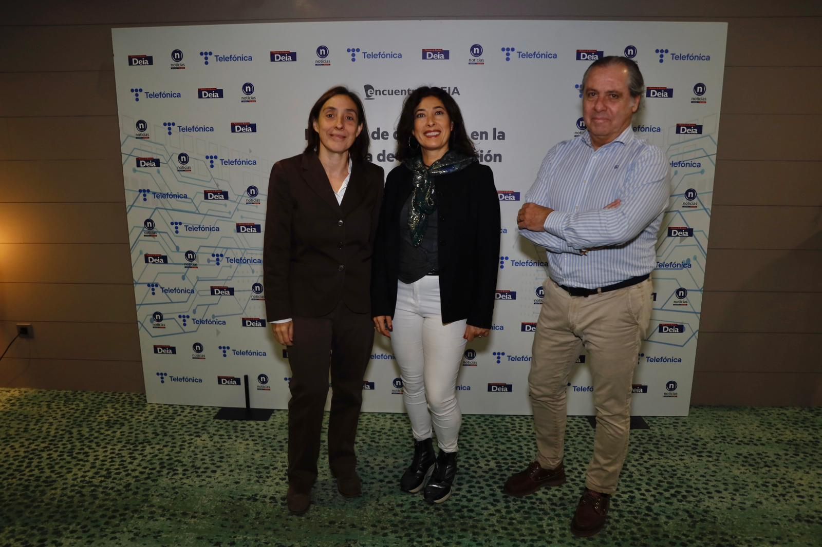 Marita Alba y Liliana Martínez con  el coordinador comercial de Noticias Multimedia Taldea Antón Ilarduya.