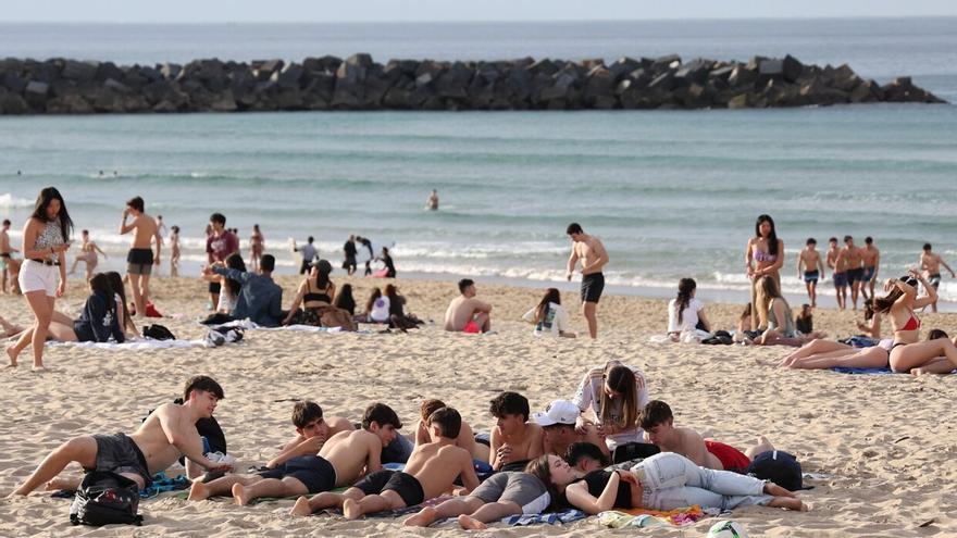 Decenas de personas disfrutan del buen tiempo en Donostia