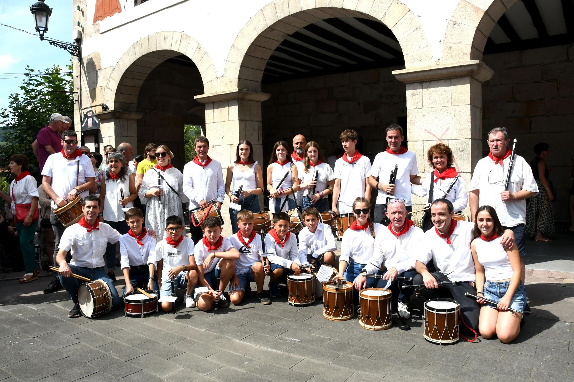 Bera celebra su día grande a ritmo de dantzas