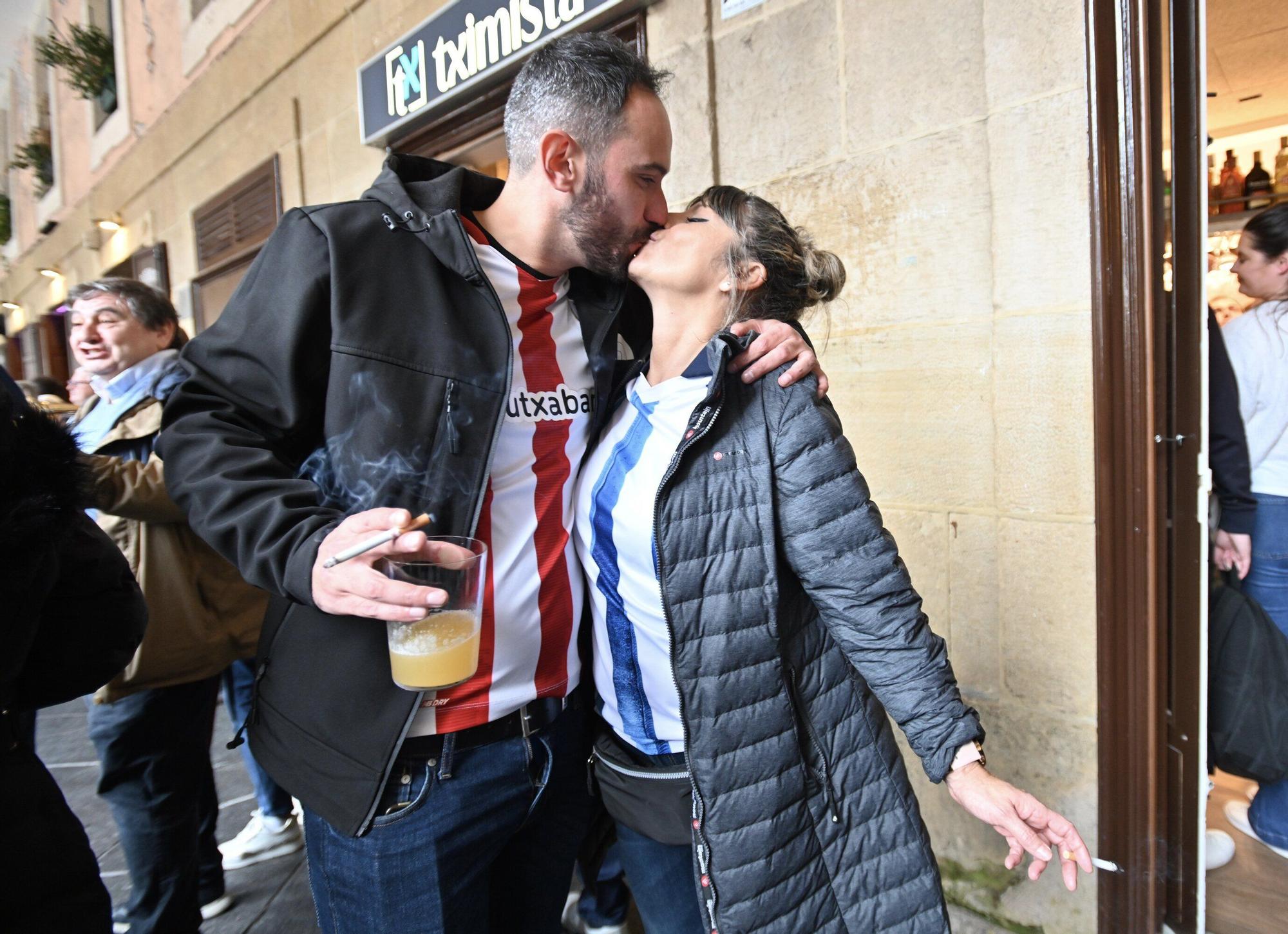 En imágenes: gran ambiente entre aficiones en la previa del derbi