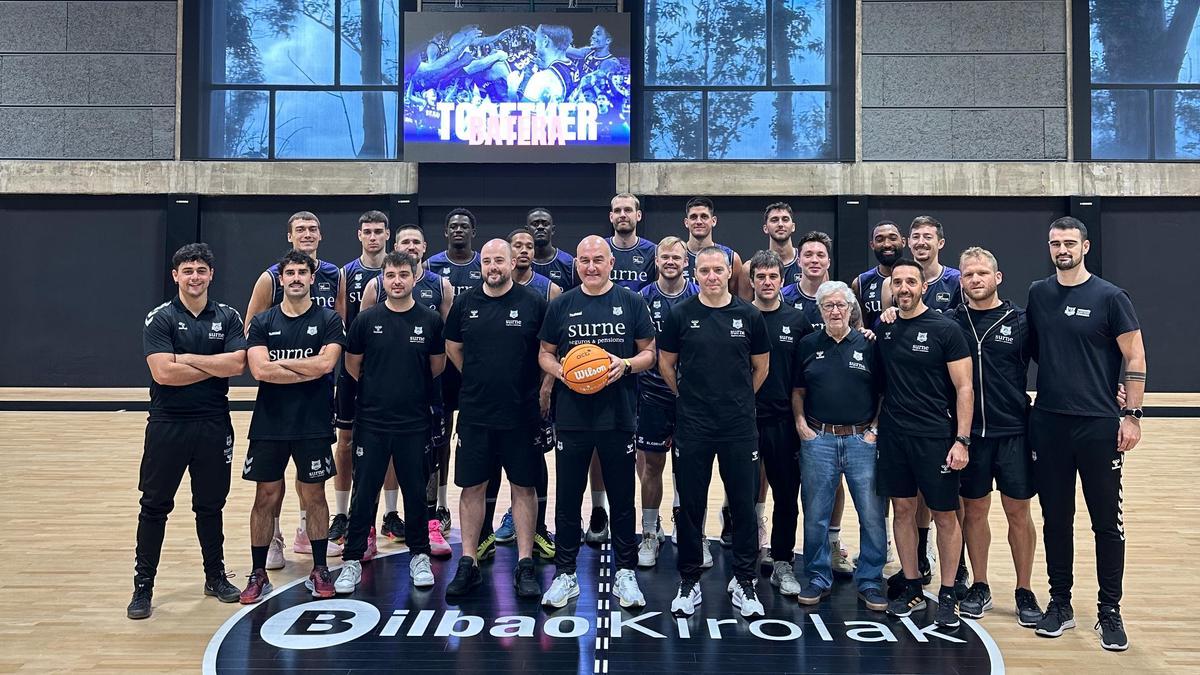 Plantilla y cuerpo técnico del Surne Bilbao Basket posan en el Media Day