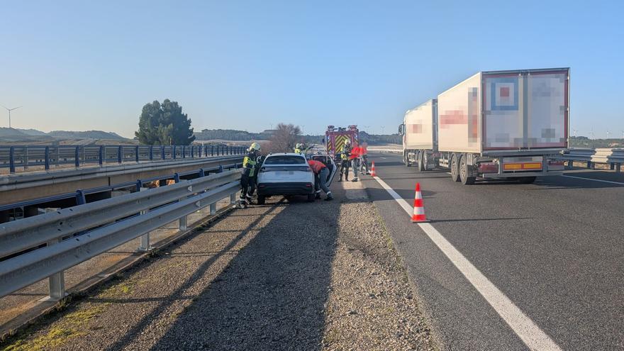 Trasladado al hospital un varón por una colisión entre un coche y un camión en la AP-68