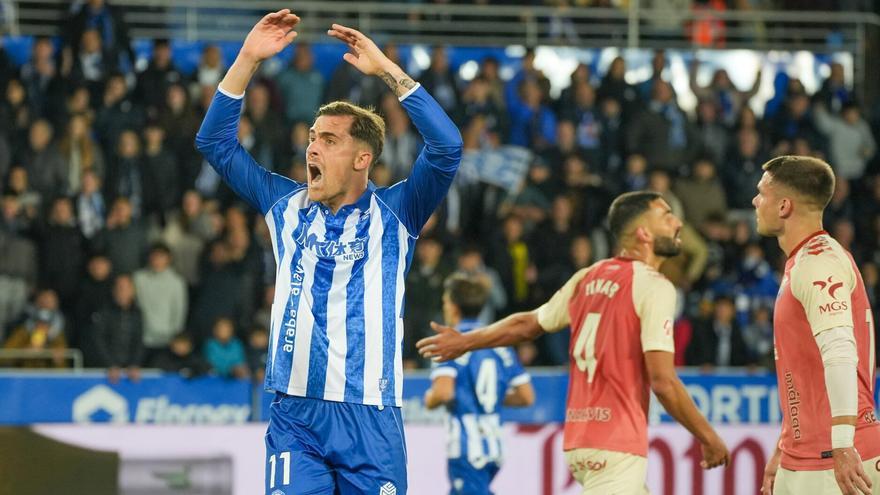 El 1x1 del Alavés-Málaga: Toni, sin gol pero revulsivo