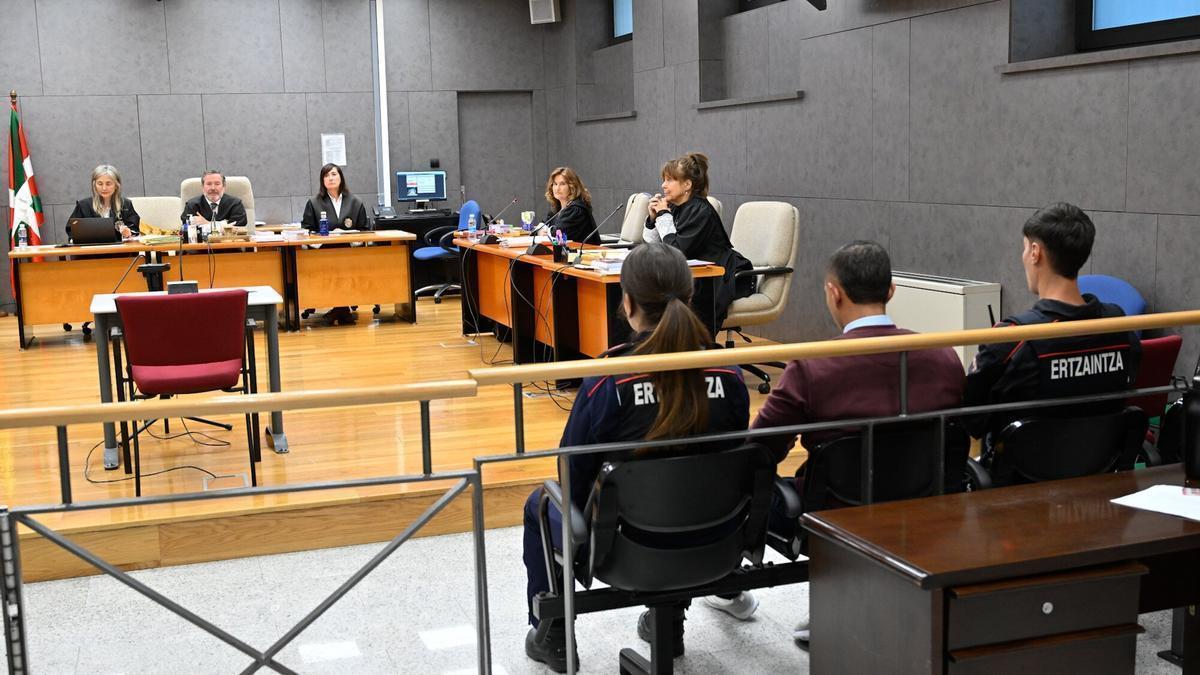 La sala 3 de la Audiencia de Bizkaia estaba abarrotada de estudiantes de Medicina y Derecho.