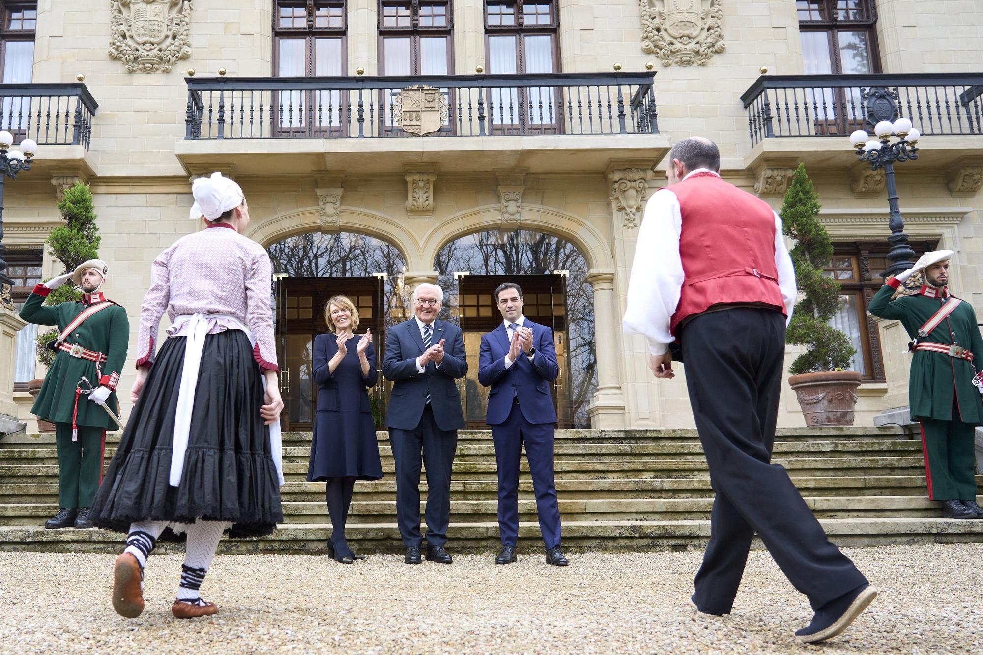 Pradales recibe en Ajuria Enea a Steinmeier antes de acudir a Gernika para pedir perdón a las víctimas