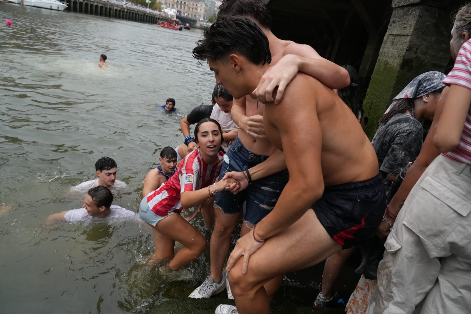 En imágenes: chapuzón en la ría de Bilbao tras el txupin