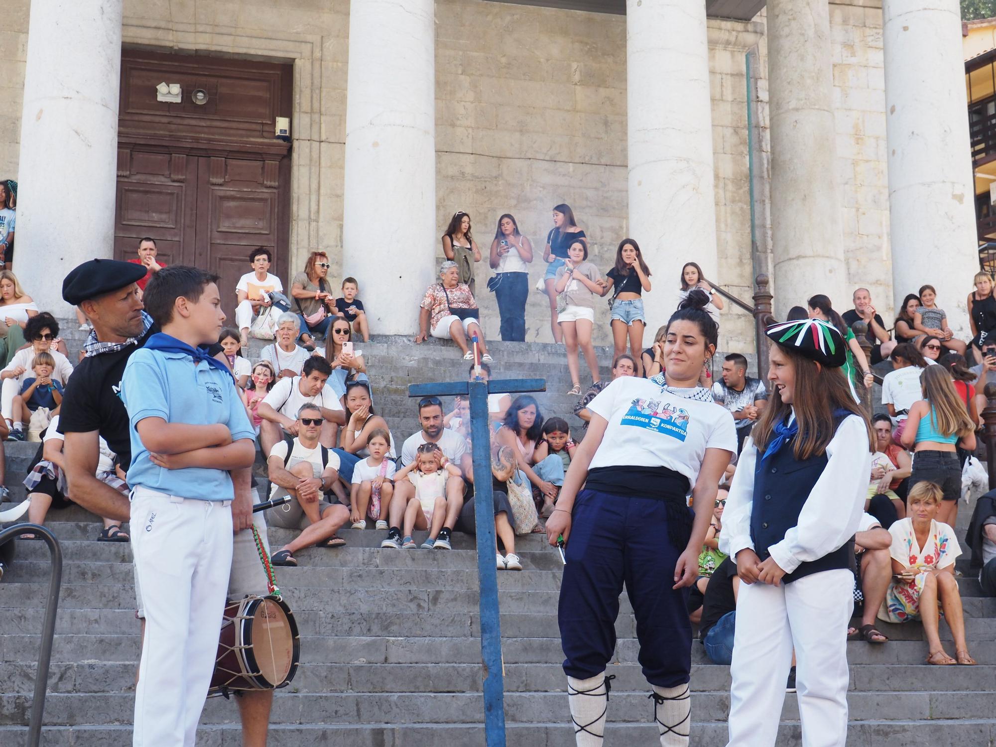 Gigantes y cabezudos toman Mutriku en el inicio de las Madalenas