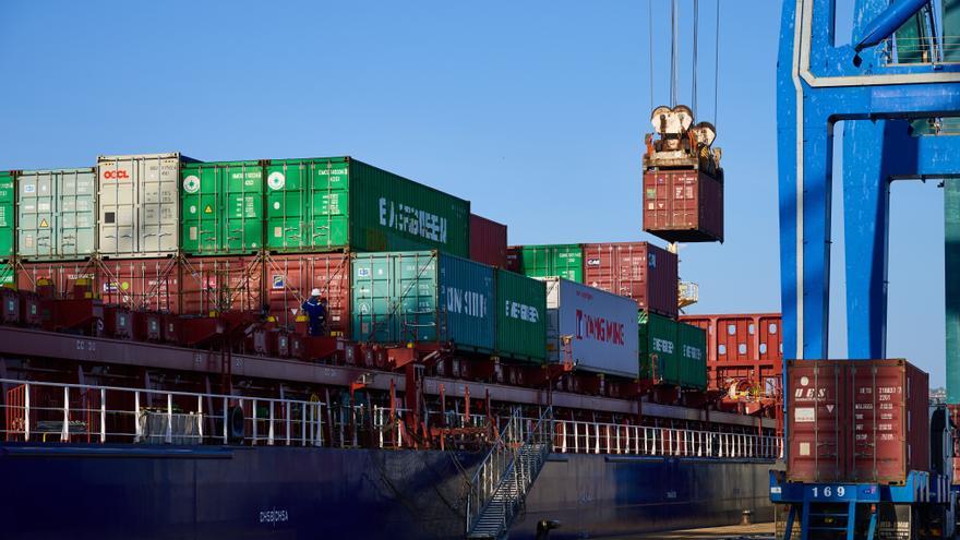 Las exportaciones suavizaron su caída en noviembre tras el repunte de la energía