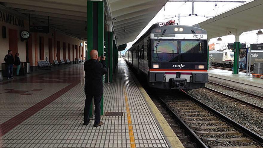 El tren de la línea Pamplona - Castejón - Zaragoza, que el Ministerio de Fomento pretende eliminar, a su llegada a Pamplona.