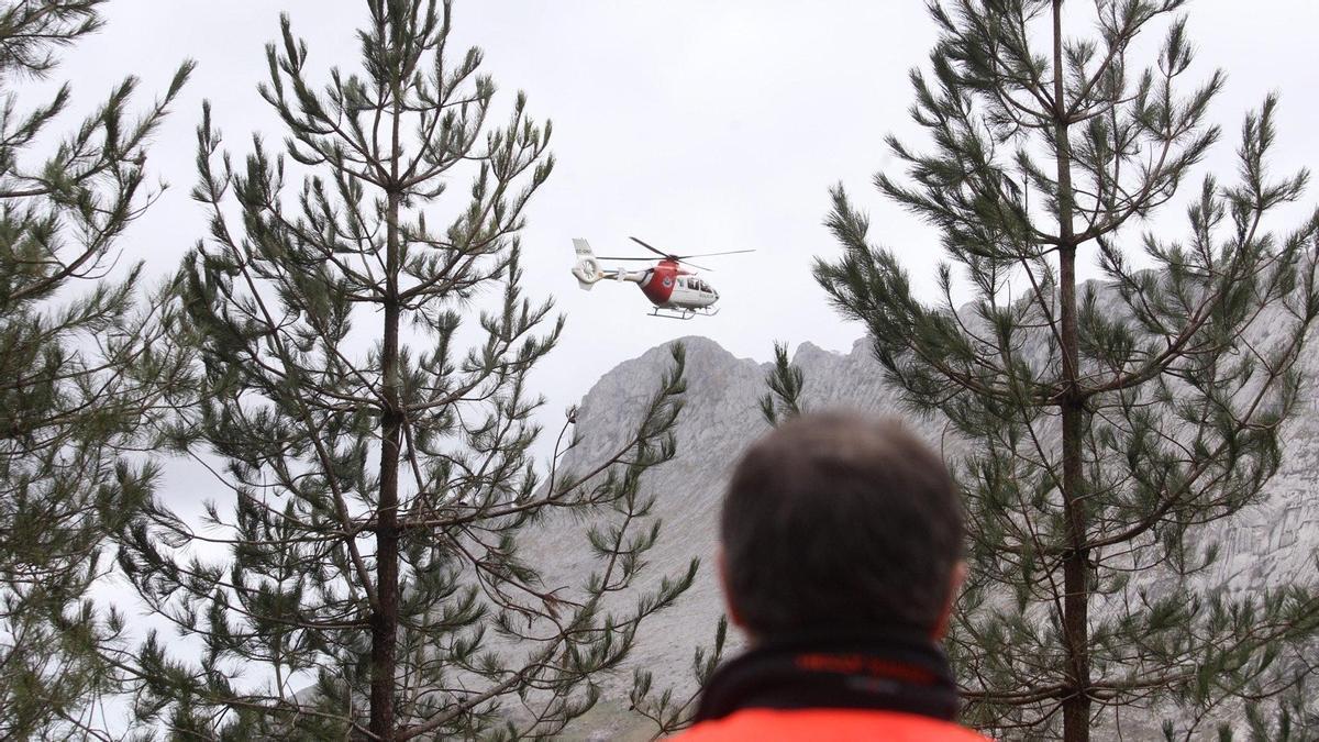 El helicóptero de la Ertzaintza participa en una búsqueda de montaña