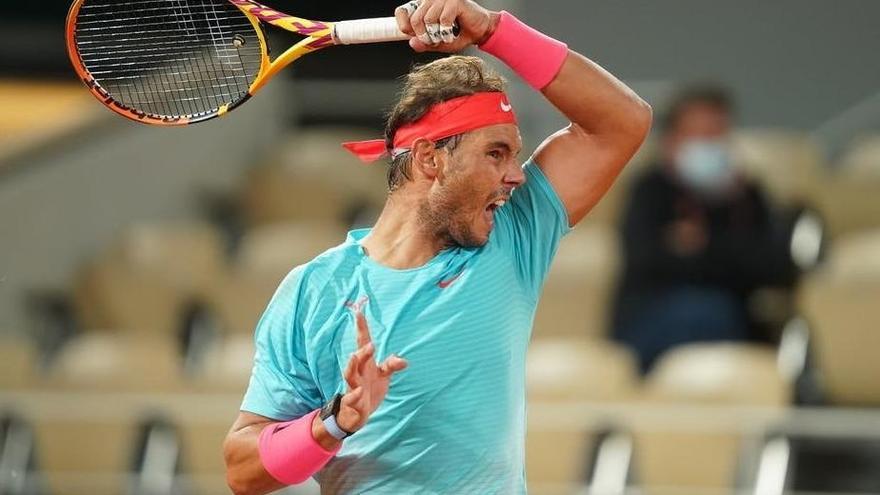 Rafa Nadal golpea un &#039;drive&#039; durante su partido ante Jannick Sinner