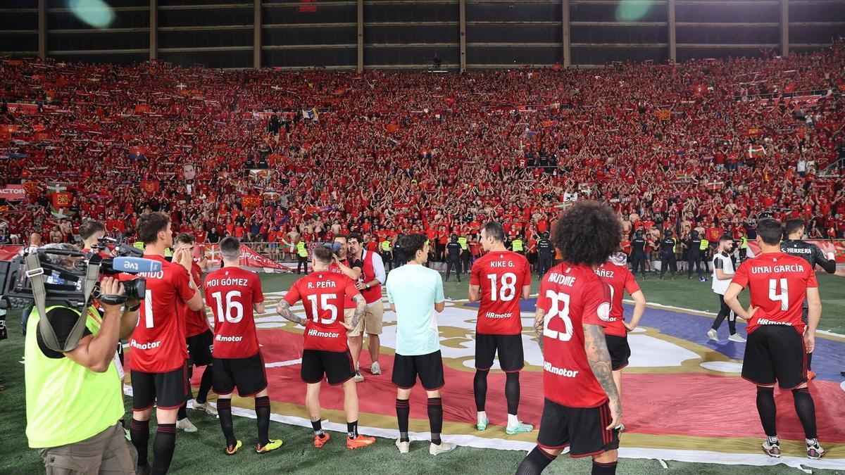 Los jugadores de Osasuna, ante la afición rojilla en La Cartuja tras acabar la final de Copa de 2023
