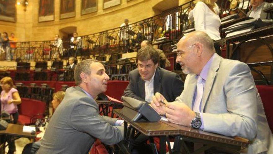 Melchor Gil charla en un pleno de Juntas Generales de Bizkaia con sus compañeros del PSE Iñaki Egaña y José Antonio Pastor.