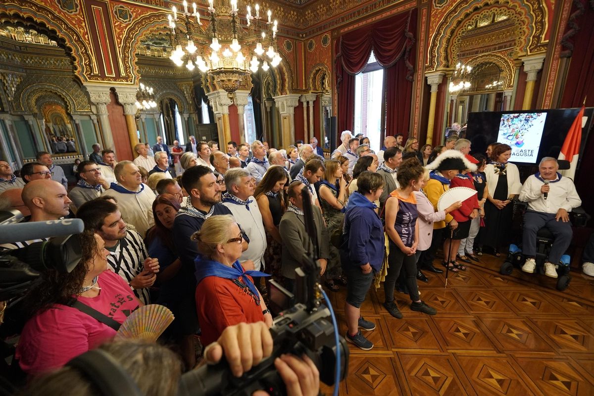 Recepción a la sociedad bilbaina en el Ayuntamiento de Bilbao