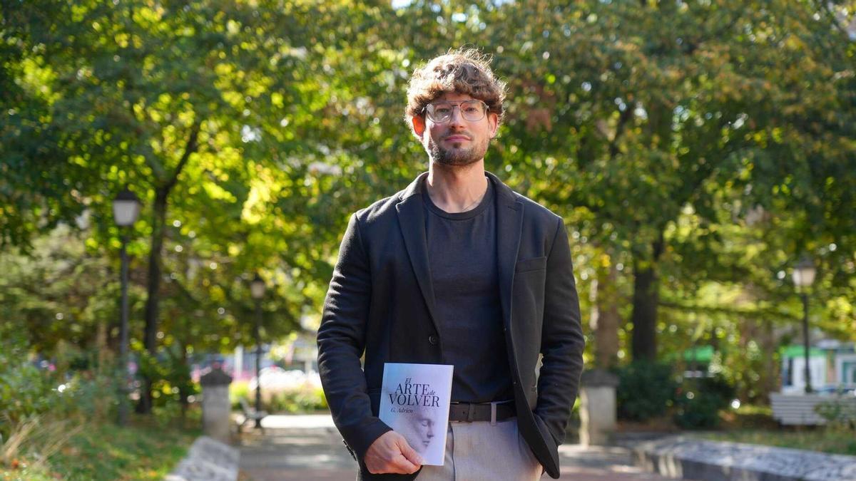 Gustavo Adrien con un ejemplar de su nuevo libro.