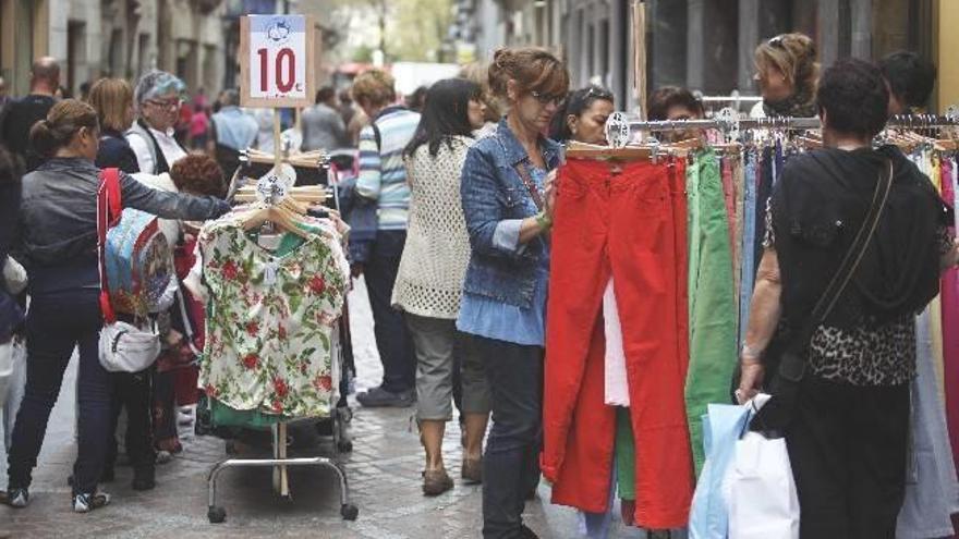 Imagen de uno de los comercios que participa en el Mercado de Gangas con prendas de verano a 10 euros.