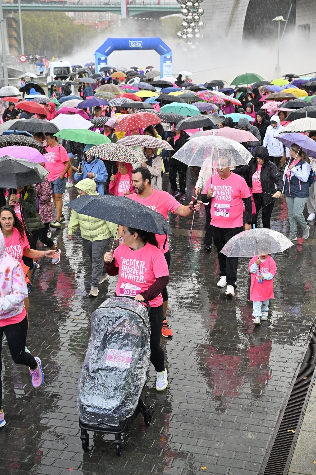 En imágenes: los paraguas tiñen la marea rosa de Bilbao