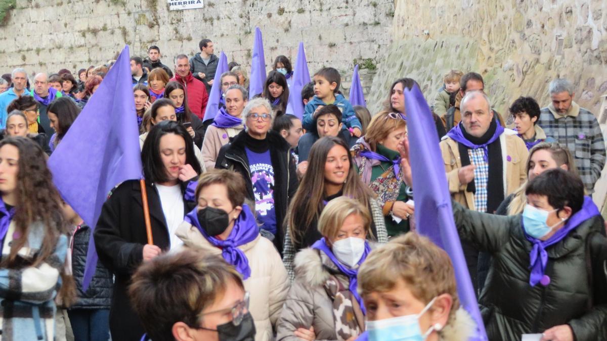 Martxa feminista bat Lezoko kaleetan.