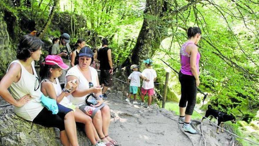 Excursionistas, durante una visita al Nacedero del Urederra.