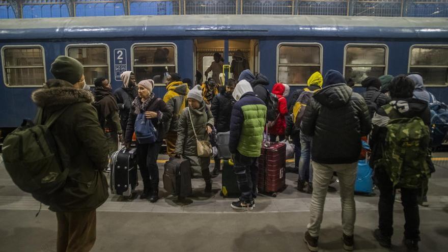 Un grupo de refugiados ucranianos a su llegada a Budapest.