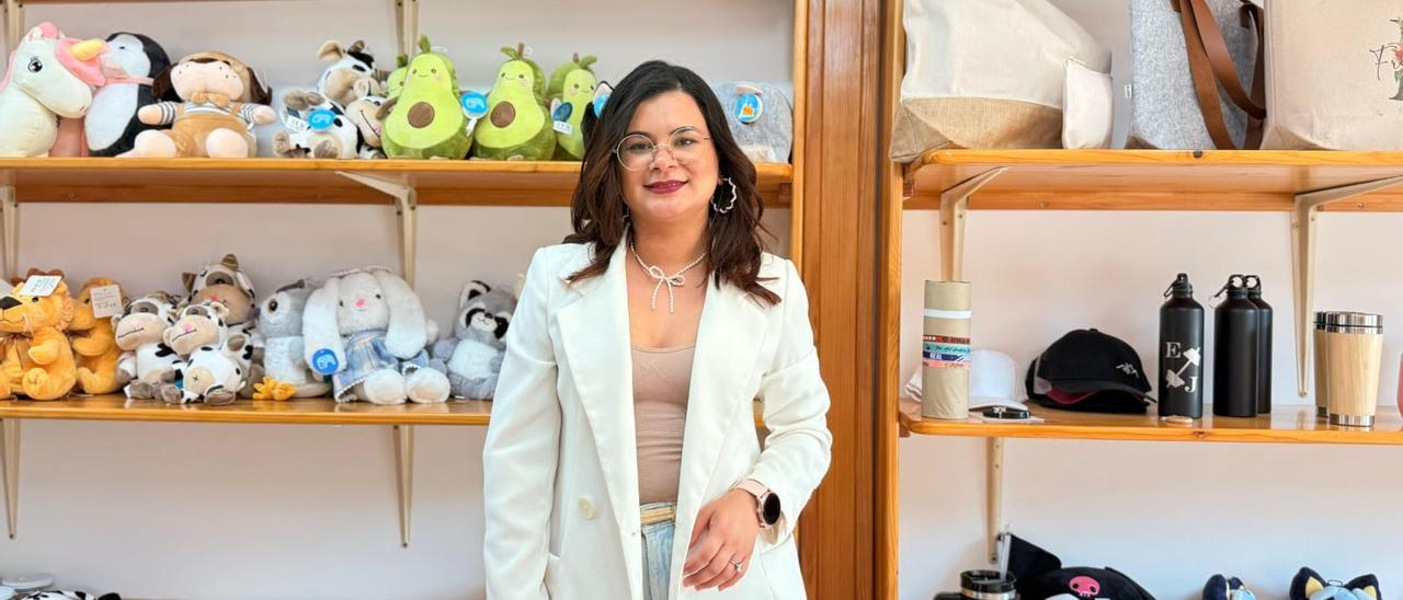 Raquel Rodríguez ofrece en Beasain regalos con magia y personalidad