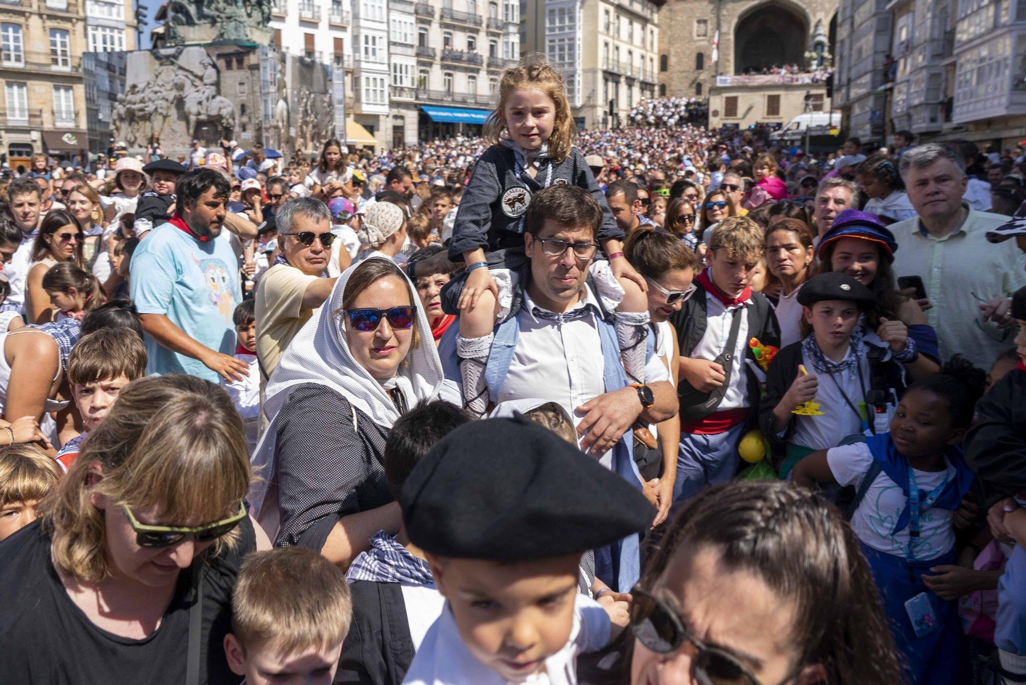 En imágenes: Edurne y Celedón Txiki abarrotan un año más la plaza de la Virgen Blanca
