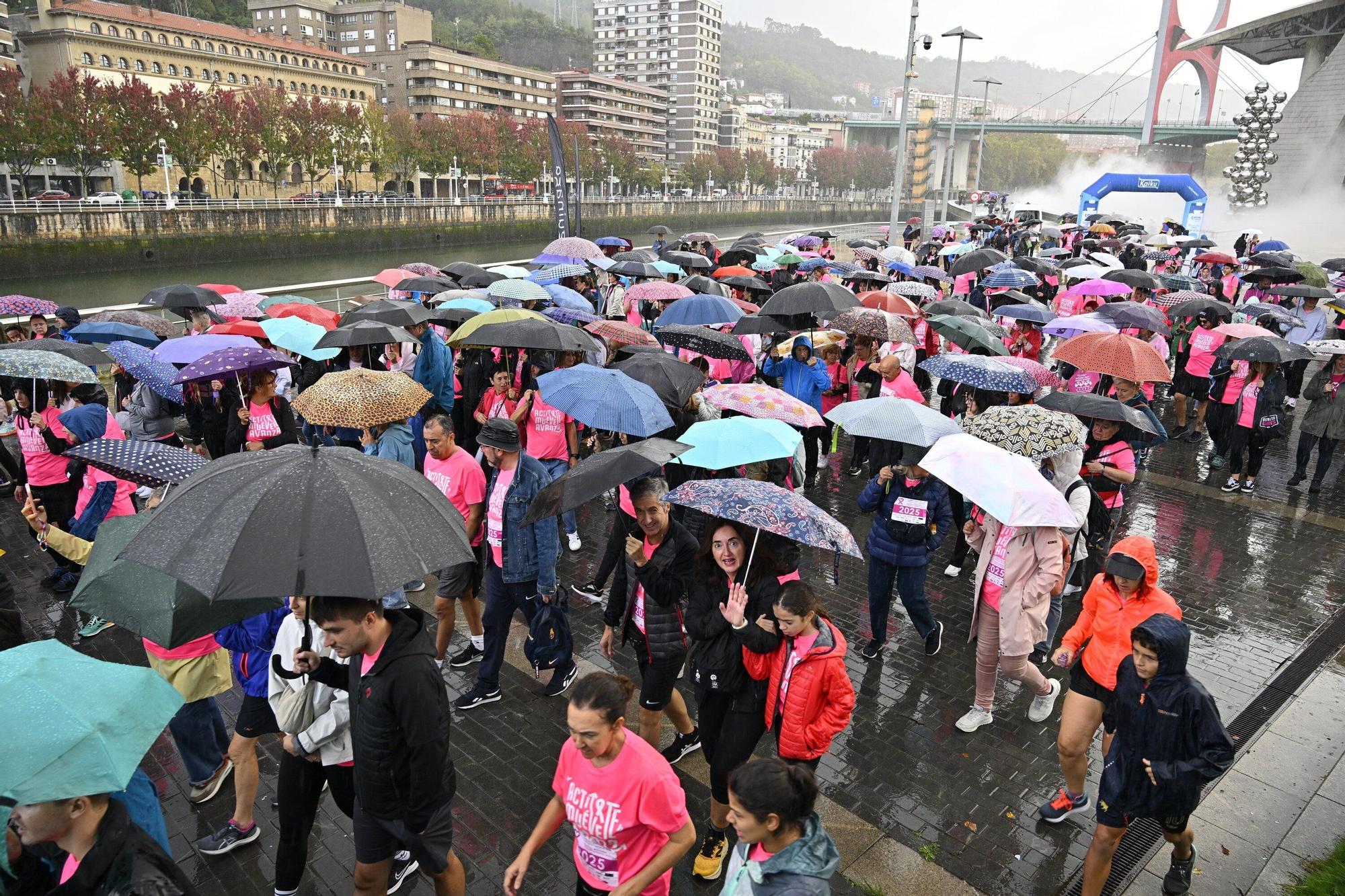 En imágenes: los paraguas tiñen la marea rosa de Bilbao