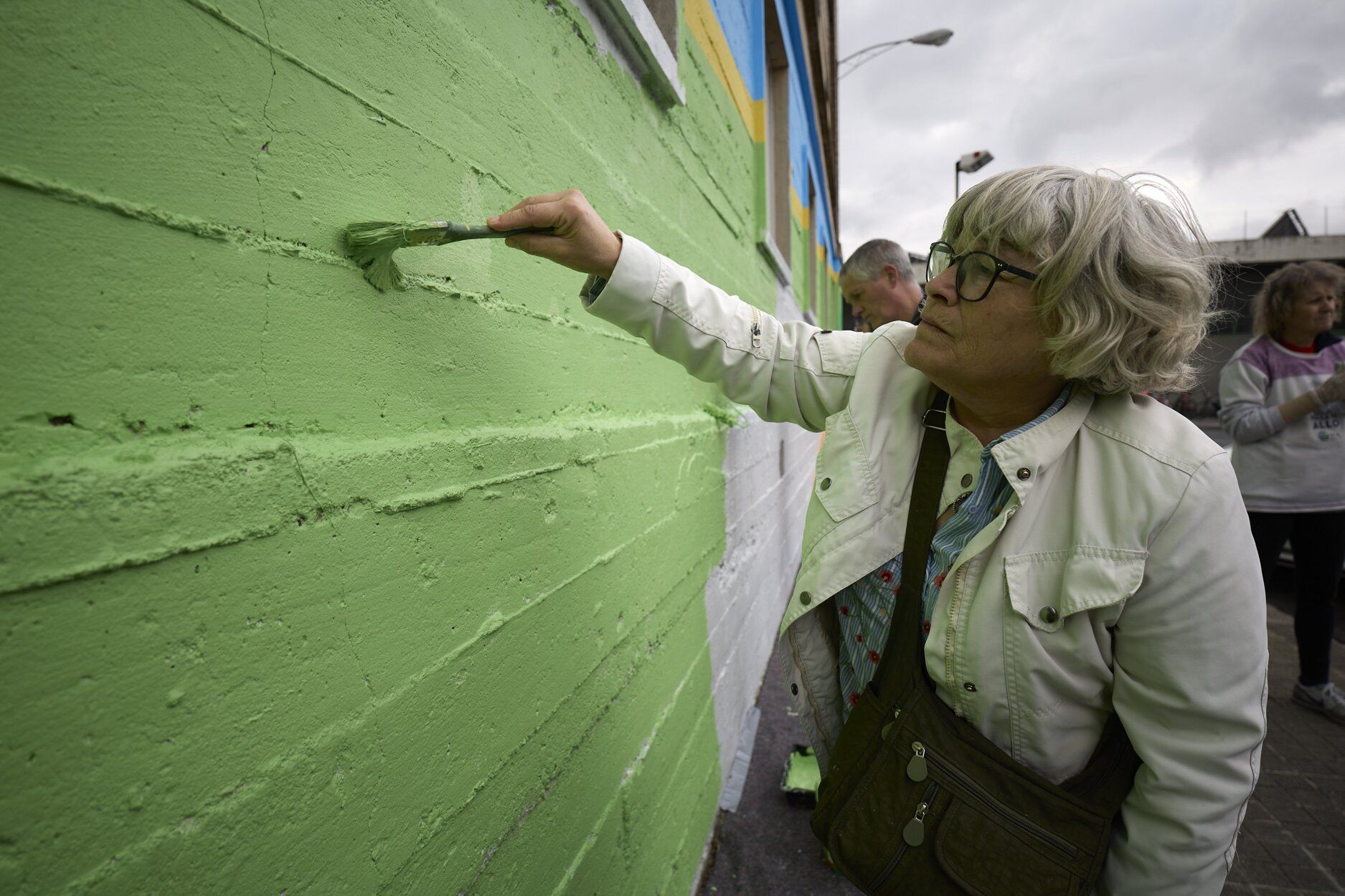 ASORNA cierra la Semana Internacional de las Personas Sordas creando un mural colectivo en su sede