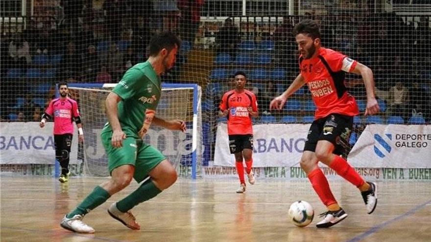 Rafa Usín acecha a un adversario.