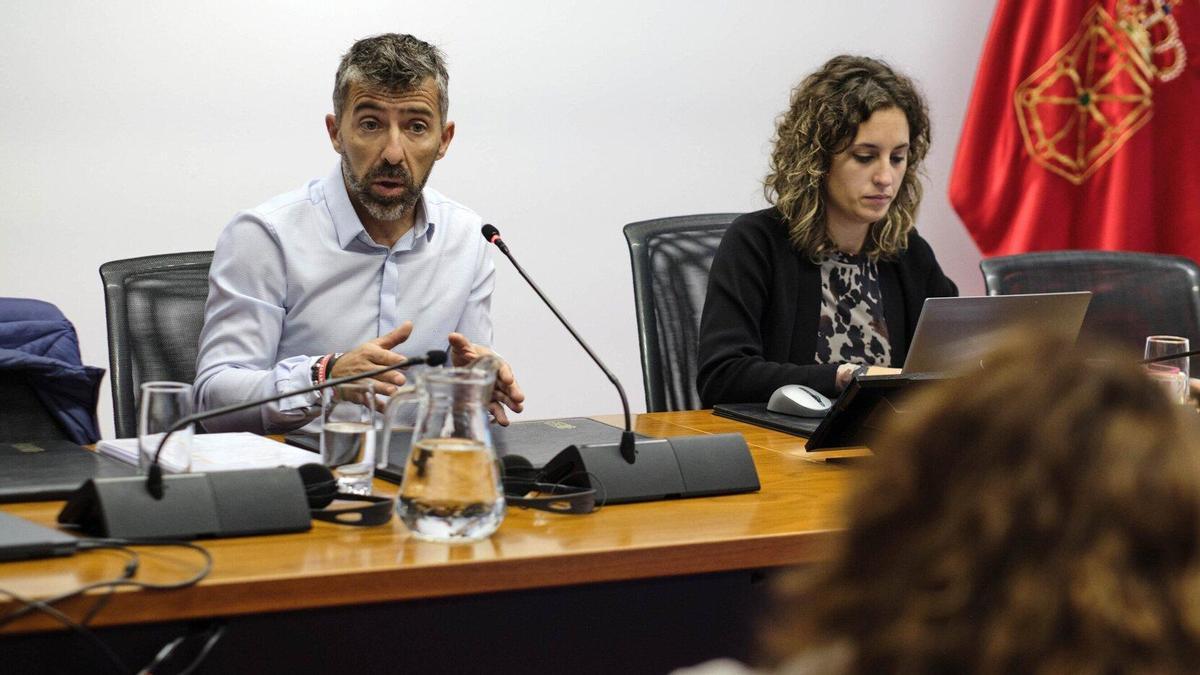 El ingeniero Patxi Ansorena, vocal de la mesa de Belate, junto a la presidenta de la comisión de investigación, Irati Jiménez (EH Bildu).