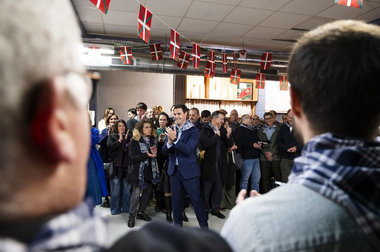 El Lehendakari Imanol Pradales y la vicelehendakari primera y consejera de Política Lingüística, Ibone Bengoetxea, se reunen con la diáspora en la Eskual Etxea de París