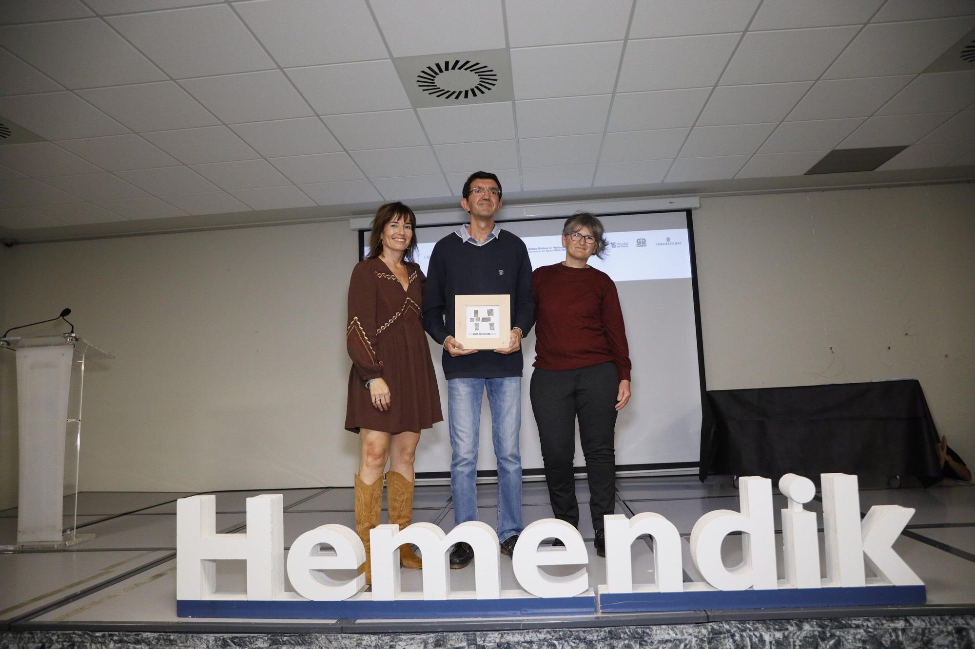 La alcaldesa de Derio, Esther Apraiz hizo entrega del reconocimiento a Yolanda y Víctor Hernando.