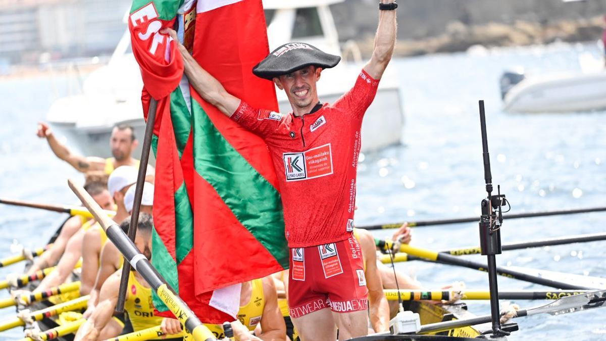 Gorka Aranberri, patrón de Orio, con la Ikurriña de Zarautz y el maillot de líder de la Liga Eusko Label.